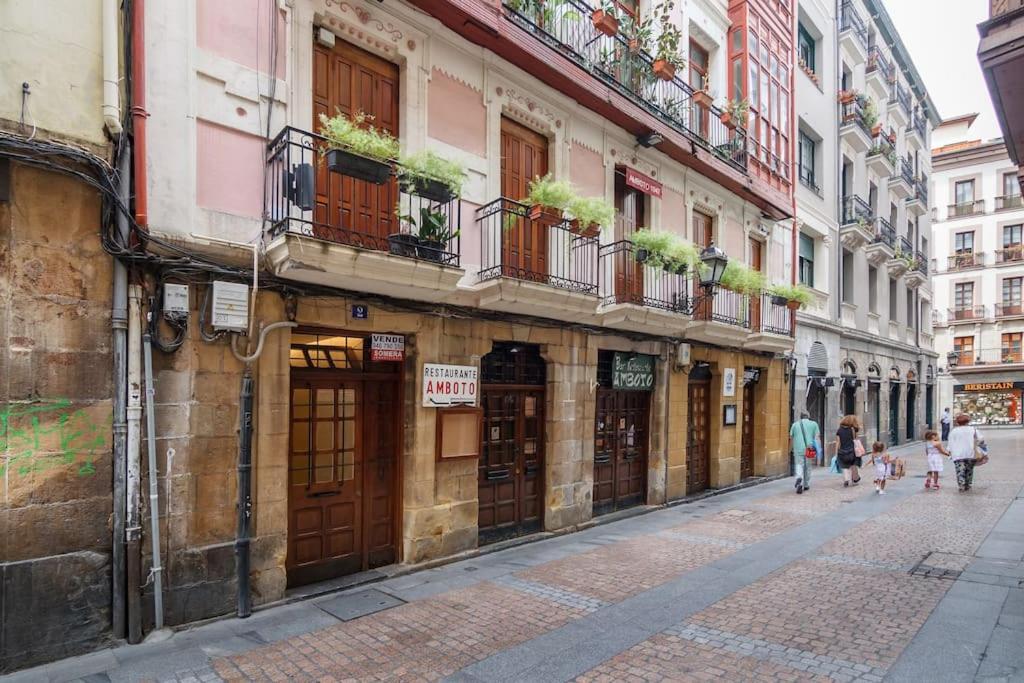 Cultura y gastronomía en el Casco Viejo Bilbau Exterior foto